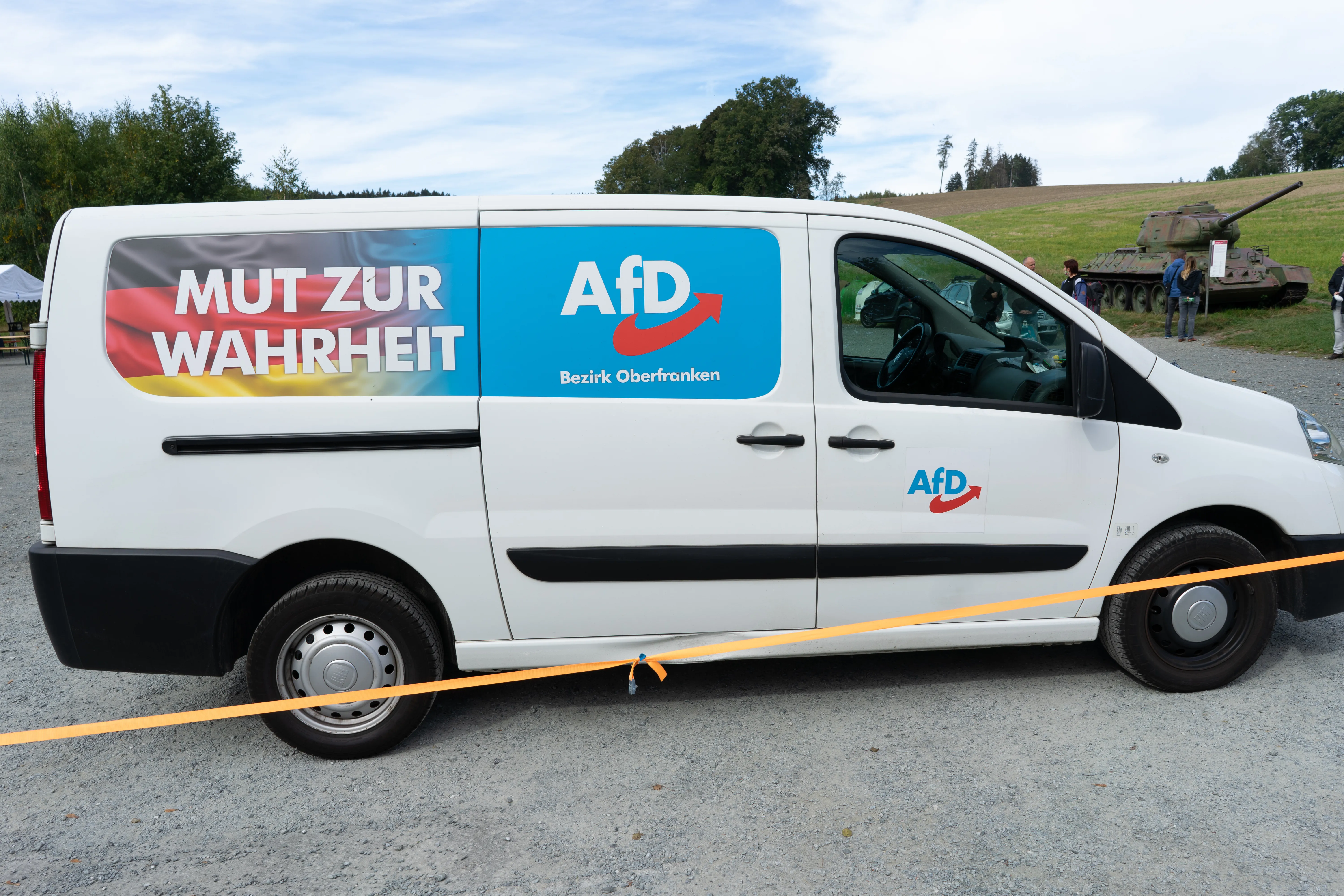 Un'auto elettorale dell'AfD con bandiere e manifesti del partito parcheggiata a Mödlareuth, in Germania