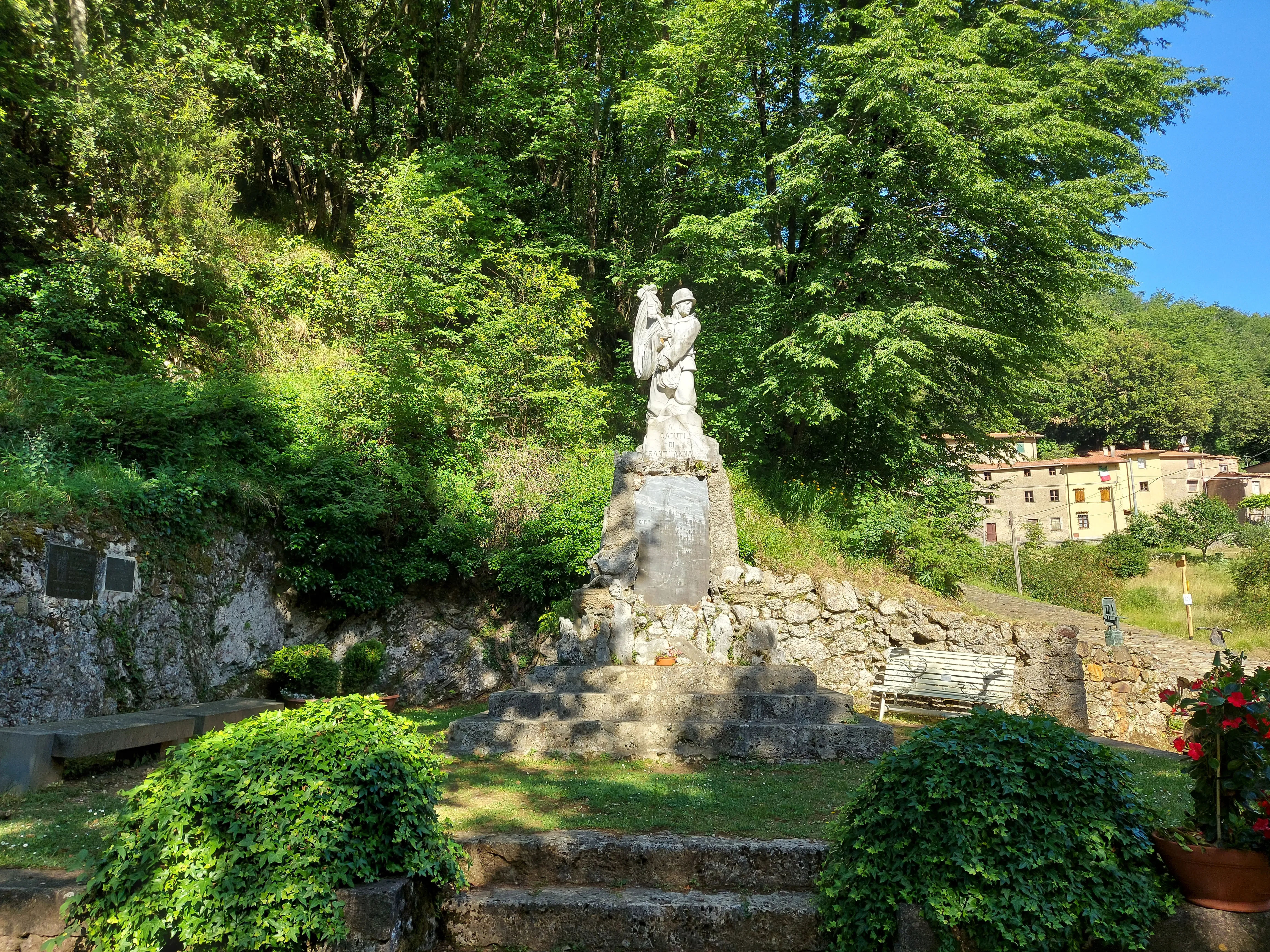 Monumento ai caduti di Sant'Anna di Stazzema, vista d'insieme su collina tra gli alberi