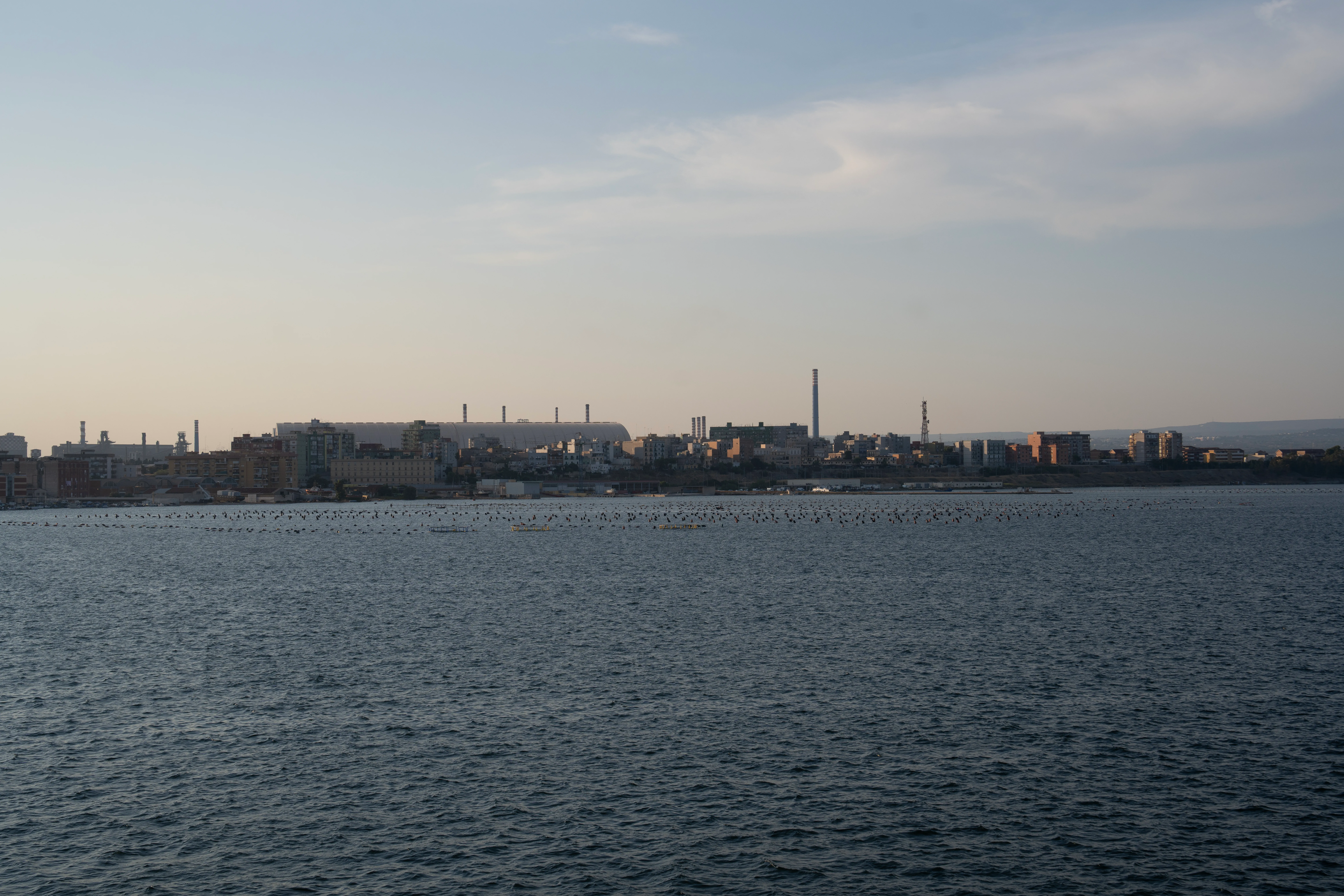Vista panoramica dell'impianto siderurgico ex Ilva di Taranto