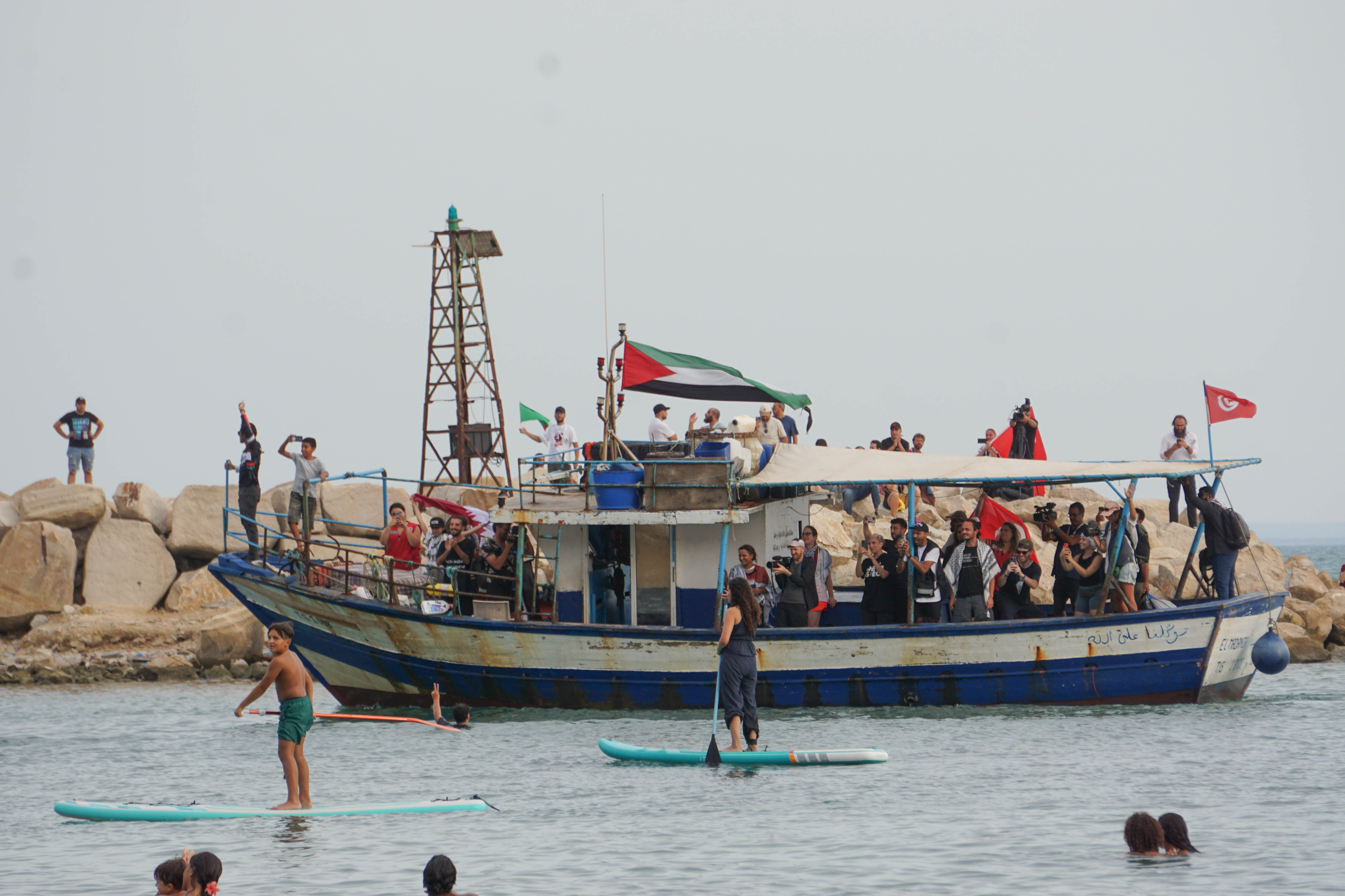 Folla a Sidi Bou Said, in Tunisia, accoglie le imbarcazioni della Global Sumud Flotilla